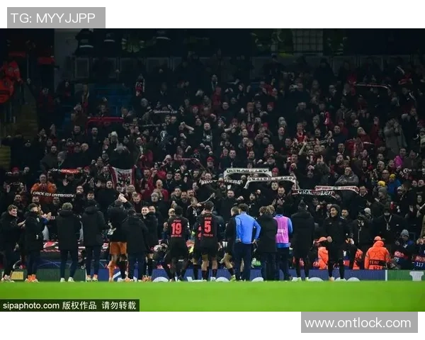 世界杯冷门：里昂与曼城战平补时进球引发全场狂欢